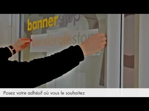 Pose de lettrage adhésif personnalisé sur vitrine à l'aide de papier transfert