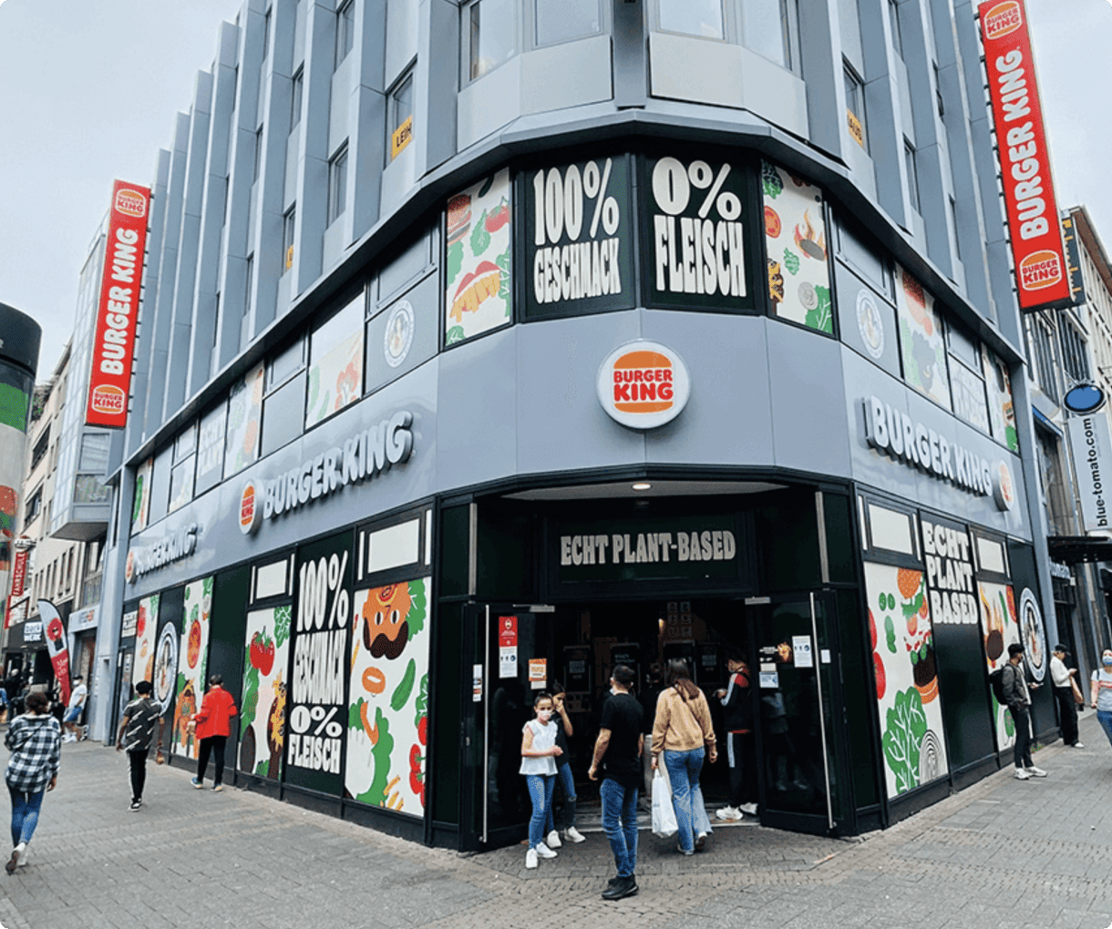 Außenansicht eines vollständig pflanzenbasierten Systemgastronomie-Standorts in Köln mit maßgefertigter Fassadenfolierung von bannerstop